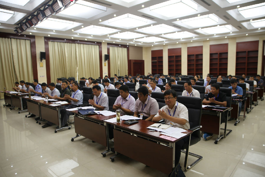 代表鼓掌欢迎通过有关事项